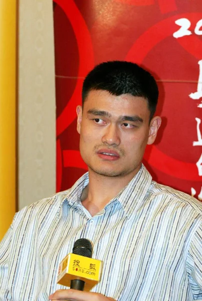 Nba 球星姚明在北京举行的新闻发布会上发表讲话 2008年4月4日 — 图库照片