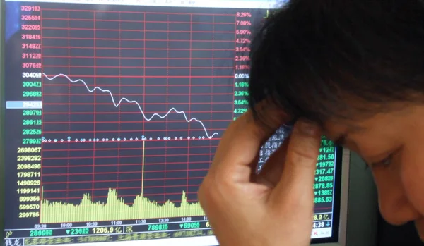 中国の株主は 上海2007年2月27日に上海証券取引所で上海総合指数を示す曲線を示す画面を見ます — ストック写真