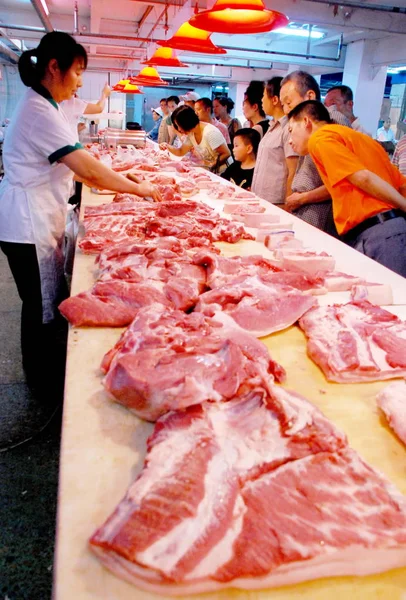 Clienti Cinesi Acquistano Carne Maiale Supermercato Nella Città Shenyang Provincia — Foto Stock