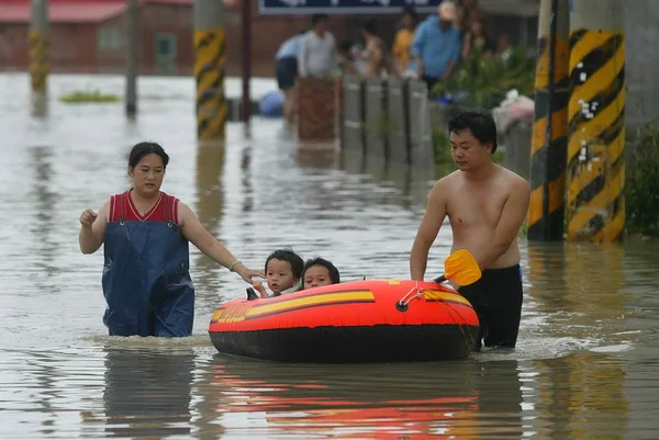 Miejscowi Mieszkańcy Chodzić Zalanych Ulic Ulewnych Deszczów Spowodowanych Przez Typhoon — Zdjęcie stockowe