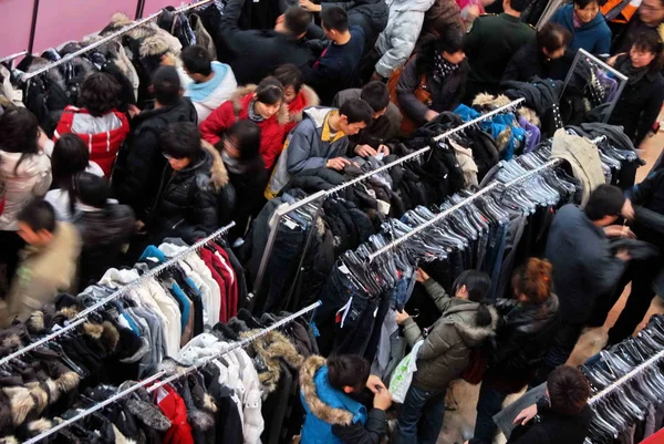 Residentes Locales Compran Ropa Con Descuento Una Tienda Departamental Dalian — Foto de Stock