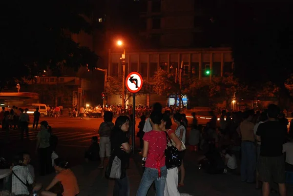 Residentes Locales Pasan Noche Las Calles Después Oír Los Gobiernos — Foto de Stock