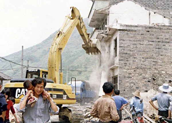 Trabajadores Chinos Demolen Casas Durante Proyecto Migración Para Proyecto Presa —  Fotos de Stock