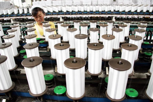 Uma Operária Fabril Chinesa Fabrica Produtos Fibra Química Uma Fábrica — Fotografia de Stock