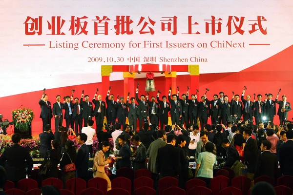 Vertegenwoordigers Van Eerste Partij Van Geselecteerde Bedrijven Voor Chinas Chinext — Stockfoto