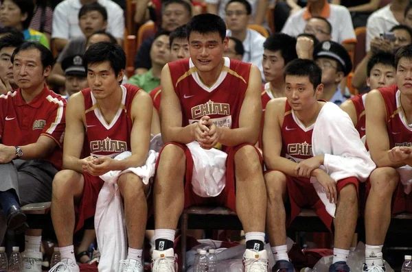 2007年9月3日 中国国家男子篮球队与墨尔本老虎队篮球俱乐部在广东省深圳市进行一场友谊赛 朱芳雨 姚明和王仕鹏 — 图库照片