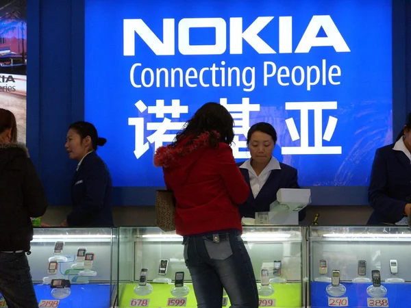 Κινέζοι Πελάτες Αγοράζουν Nokia Κινητά Τηλέφωνα Ένα Κατάστημα Στην Πόλη — Φωτογραφία Αρχείου