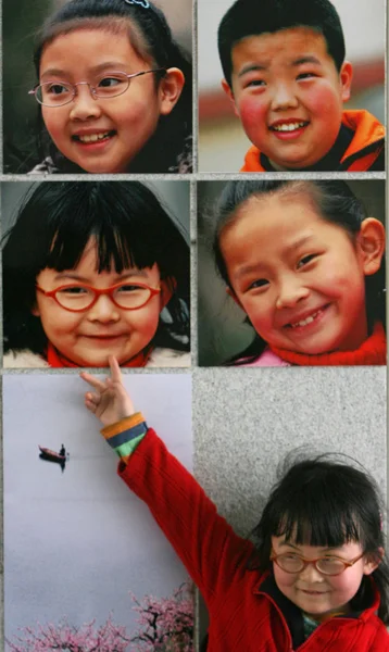 Szkoła Dziewczyna Dotyka Jej Portret Uśmiechniętej Ścianie Ściany Gulou Elementray — Zdjęcie stockowe