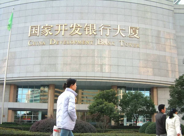 Des Passants Chinois Passent Devant Tour Banque Développement Chine Dans — Photo