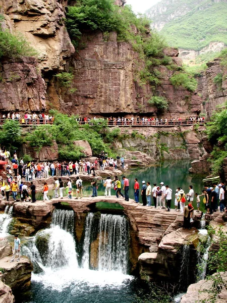 Touristen Besuchen Den Geologischen Park Des Yuntai Gebirges Der Stadt — Stockfoto