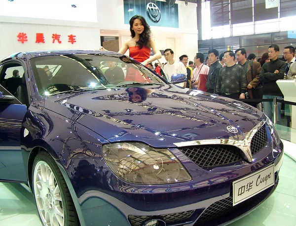 Visitatori Guardano Una Brillantezza Zhonghua Coupe Durante Auto Shanghai 2007 — Foto Stock