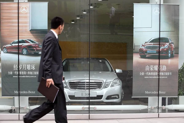 Çinli Bir Adam Şangay Bir Mercedes Benz Bayilik Mağaza Geçmiş — Stok fotoğraf