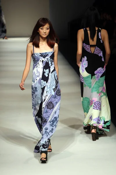 Leonard Moda Modelleri Törende Göstermek Shanghai Moda Hafta 2009 Sırasında — Stok fotoğraf