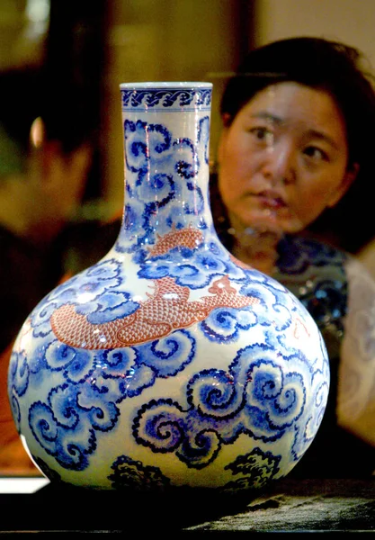 Visitante Chinês Olha Para Vaso Antigo Exibido Durante Pré Visualização — Fotografia de Stock