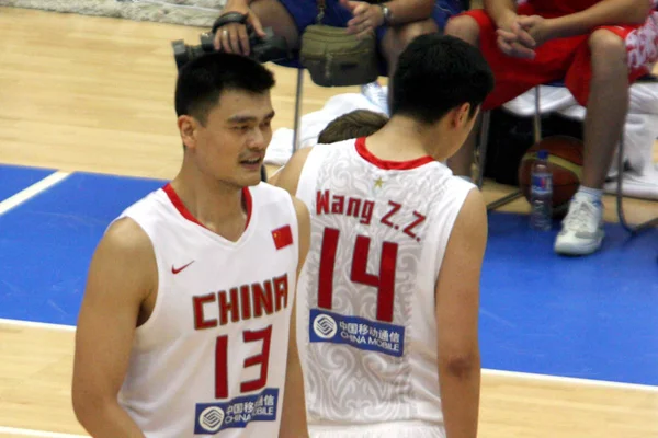 Chinas Yao Ming Izquierda Pasa Por Delante Compañero Equipo Wang —  Fotos de Stock