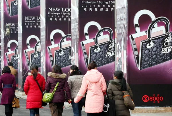 Donne Cinesi Passano Davanti Una Pubblicità Cosmetici Dior Pechino Cina — Foto Stock
