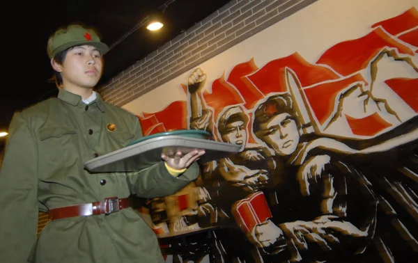 Chinese Waiter Dressed Red Guard Cultural Revolution Period Serves Cultural — Stock Photo, Image