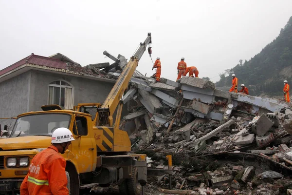 Trabalhadores Resgate Chineses Procuram Vítimas Potenciais Sobreviventes Nas Ruínas Das — Fotografia de Stock
