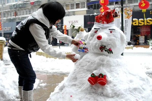 2008年2月2日 中国浙江省杭州市 一个中国女孩在堆雪人 — 图库照片