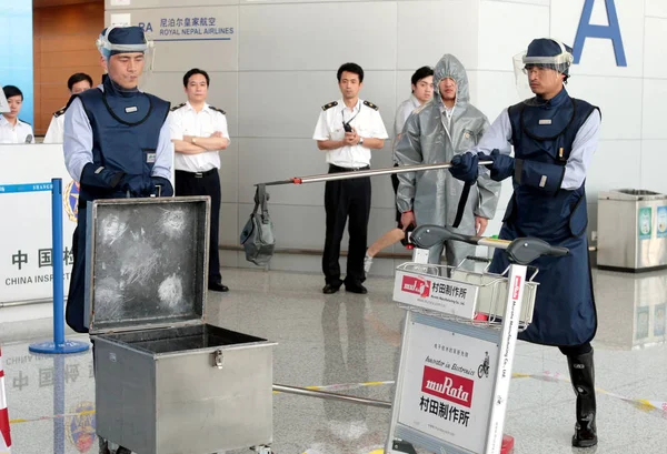 Chinesische Inspektoren Der Lokalen Quarantäne Abteilung Beseitigen Strahlungen Während Einer — Stockfoto