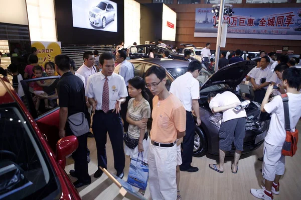 Bezoekers Kijken Naar Auto Het Display Tijdens Een Auto Show — Stockfoto