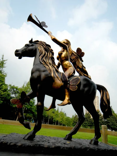 Скульптуру Можно Увидеть Центральном Парке Хунцяо Шанхае Китай Четверг Августа — стоковое фото