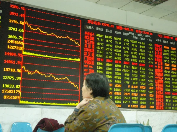 Seorang Investor Cina Depan Meja Dengan Harga Saham Merah Untuk — Stok Foto