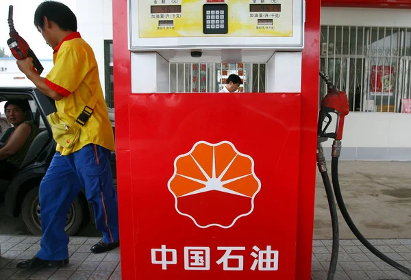 Trabalhador Posto Gasolina Chinês Alimenta Carro Posto Gasolina Cnpc China — Fotografia de Stock