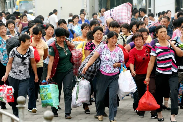 Scharen Chinesischer Wanderarbeiter Kommen Bahnhof Von Xuchang Mit Zügen Nach — Stockfoto