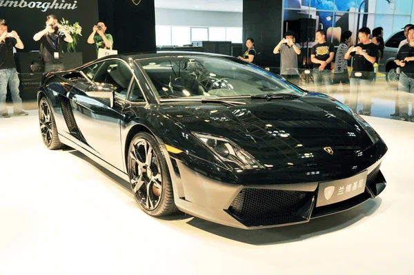 Bezoekers Kijken Naar Een Lamborghini Roadster Het Display Tijdens Een — Stockfoto