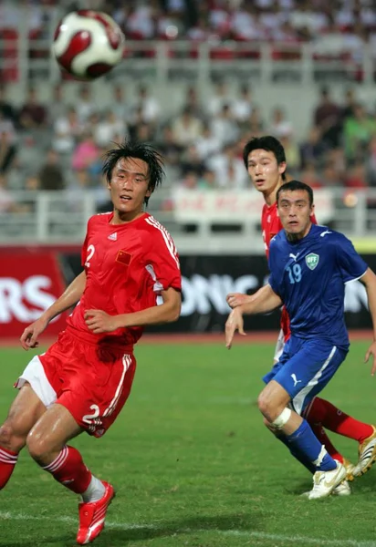 Footballeur Chinois Wei Rouge Attrape Ballon Lors Match Contre Équipe — Photo