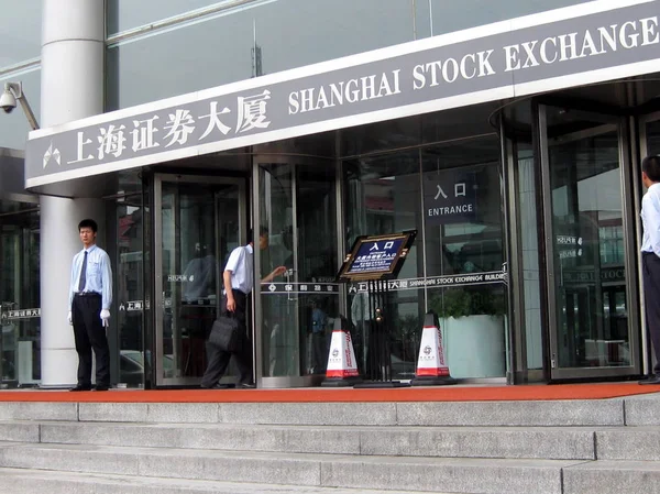 Kinesiska Securities Stand Guard Framför Ingången Till Shanghai Stock Exchange — Stockfoto