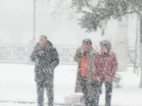 Des Chinois Marchent Dans Rue Milieu Chutes Neige Denses Dans — Photo