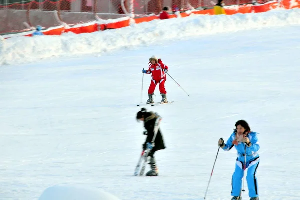 中国の住民は 国立競技場 2009 北京の鳥の巣として知られている外のスキー場でスキーをお楽しみください — ストック写真