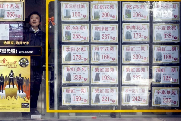 Ajánlatok Használt Lakások Láthatóak Kijelzőn Egy Ingatlan Iroda Shanghai Kína — Stock Fotó