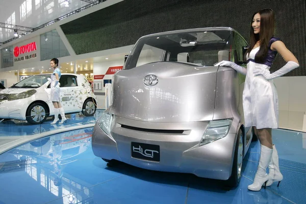 Model Poses Toyota 7Th China Guangzhou International Automobile Exhibition Auto — Stock Photo, Image