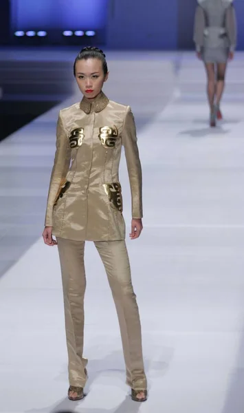 Una Modella Cinese Presenta Alla Chinese Tunic Suit Zhongshan Suit — Foto Stock