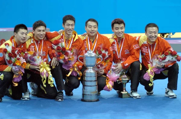 Membrii Echipei Chinas Chen Long Wang Liqin Antrenorul Principal Liu — Fotografie, imagine de stoc