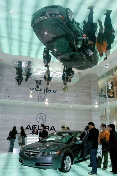 Los Visitantes Ven Honda Acura 2006 Beijing International Automotive Exhibition — Foto de Stock