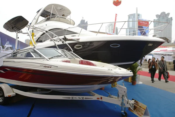 Visitantes 12Th China International Boat Show Olhar Para Iate Luxo — Fotografia de Stock