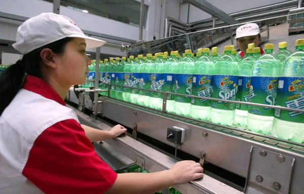 Trabajador Una Fábrica China Supervisa Producción Bebidas Sprite Una Planta — Foto de Stock