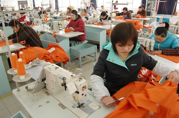 2006年1月8日 中国東部江蘇省南通市の衣料品工場で働く中国人女性繊維労働者 — ストック写真