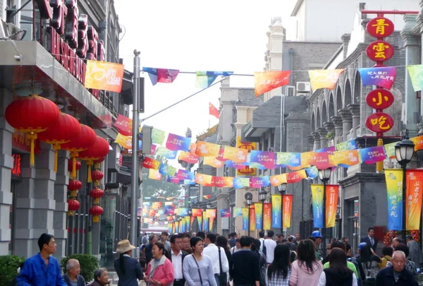 Turistas Caminham Longo Dazhalan Xijie Conhecido Como West Dashilan Street — Fotografia de Stock