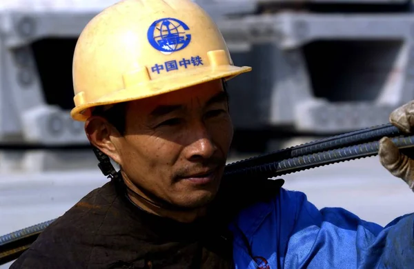 2008년 23일 광둥성 장먼의 현장에서 일하고 Crec 근로자 — 스톡 사진