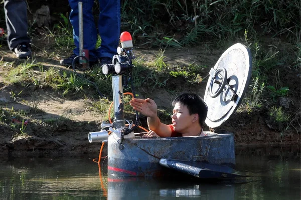 アマチュア中国の発明家タオ シアングリは 2009年9月9日水曜日 中国の北京でのテスト中に彼の自家製潜水艦から抜け出そうとします — ストック写真