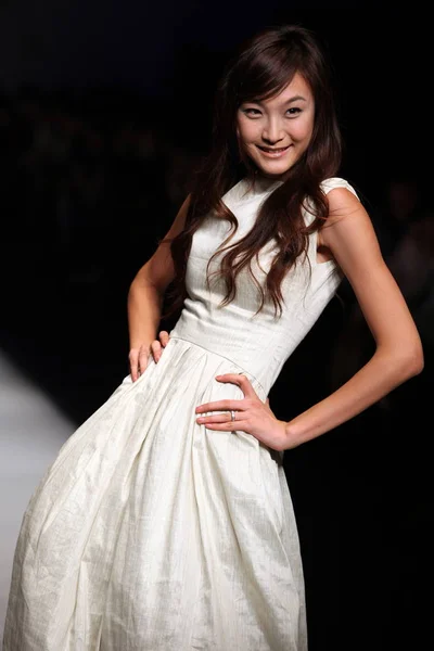 モデルは 上海ファッションウィーク 2010 上海市に 2009 日中にレイチェル 2010年春夏ファッションショーでパレードします — ストック写真