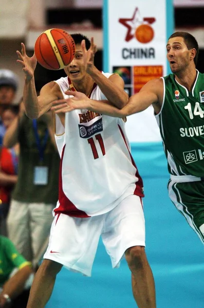 Chinas Jianlian Çin Milli Basketbol Takımı Ile Slovenya Millî Basketbol — Stok fotoğraf