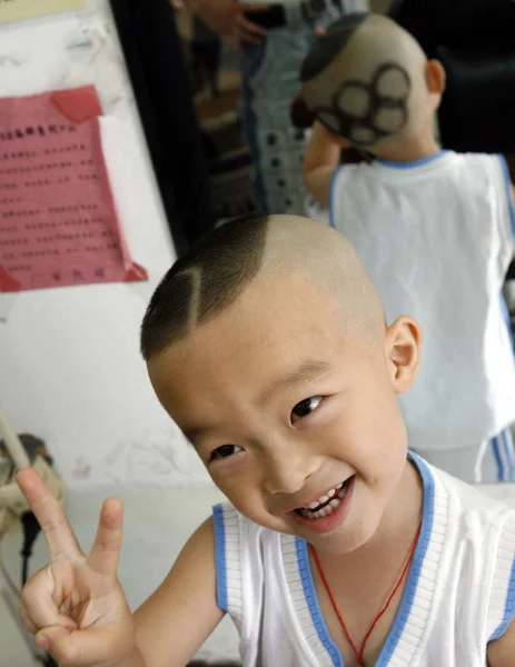 2008年7月24日 中国河北省秦皇岛市 3岁中国男孩在展示自己带有奥运标志的发型时 用手势示意凯凯 — 图库照片