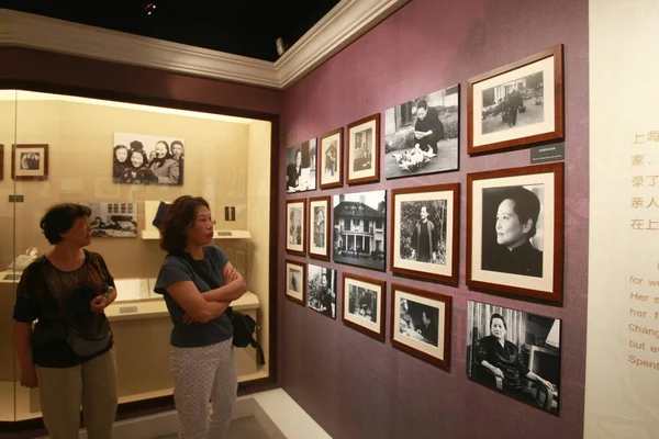 Visitatori Guardano Foto Storiche Soong Chingling Soong Chingling Memorial Museum — Foto Stock