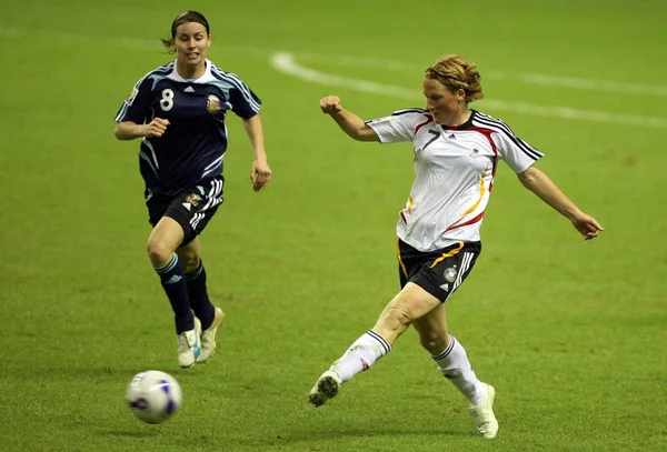 Behringer 오른쪽 다음과 아르헨티나의 Clarisa 후버로 상하이 경기장에서 2007 Fifa — 스톡 사진